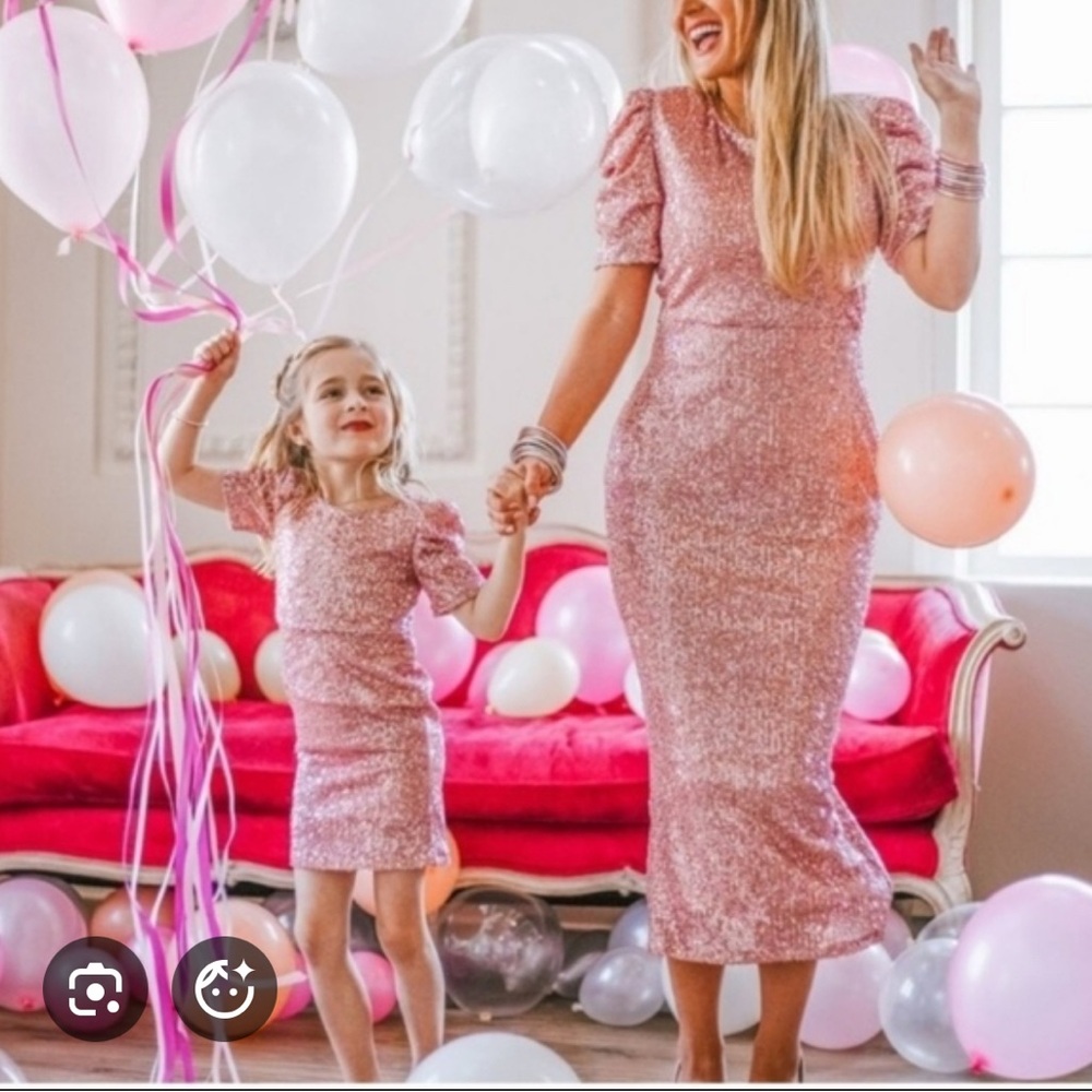 NWT Ivy City Co Starling Sequin Dress in BLACK M  (Stock photo is pink)